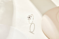 Sunny Charm: Delicate Daisy Ring with Textured Finish